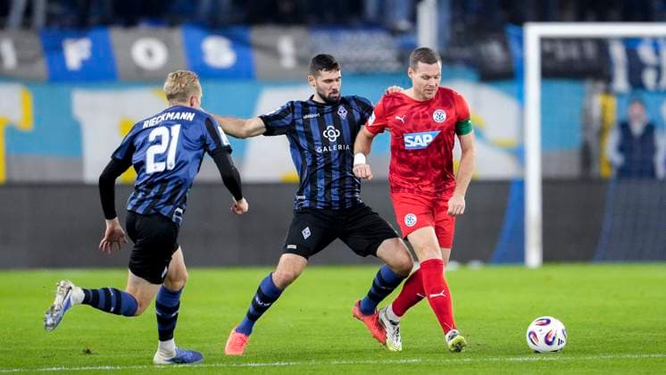 from left Julian Rieckmann SVWM, 21 , Tim Sechelmann SVWM, 4 , Marcel Carl FC Astoria, 9 , duel, duel scene, duel, tackle, tackling, dynamics, action, action, 12 11 2025, Mannheim Germany , Football, bfv Rothaus Pokal, Quarterfinal, SV Waldhof Mannheim FC Astoria Walldorf, DFB DFL REGULATIONS PROHIBIT ANY USE OF PHOTOGRAPHS AS IMAGE SEQUENCES AND OR QUASI VIDEO xozx