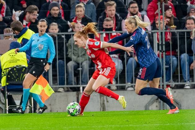 Battle for the ball duel between Stine Ballisager Pedersen FC Bayern Muenchen Women, 03 and Stina Blackstenius Arsenal Woman FC, 25 GER, FC Bayern Muenchen Women vs Arsenal Woman FC, Football, Champions League Women, League Phase 3 Matchday , Season 2025 2026, 12 11 2025 GER, FC Bayern Muenchen Women vs Arsenal Woman FC, Football, Champions League Women, League Phase 3 Matchday , Season 2025 2026, 12 11 2025 Muenchen Copyright: xEibner-Pressefoto FranzxFeinerx EP_HFR