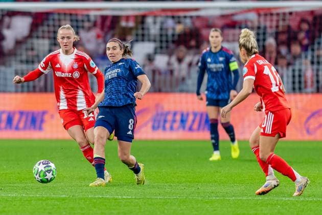 Fight for the ball duel between Lea Schueller FC Bayern Muenchen Women, 11 and Mariona Caldentey Arsenal Woman FC, 8 GER, FC Bayern Muenchen Women vs Arsenal Woman FC, Football, Champions League Women, League Phase 3 Matchday , Season 2025 2026, 12 11 2025 GER, FC Bayern Muenchen Women vs Arsenal Woman FC, Football, Champions League Women, League Phase 3 Matchday , Season 2025 2026, 12 11 2025 Muenchen Copyright: xEibner-Pressefoto FranzxFeinerx EP_HFR