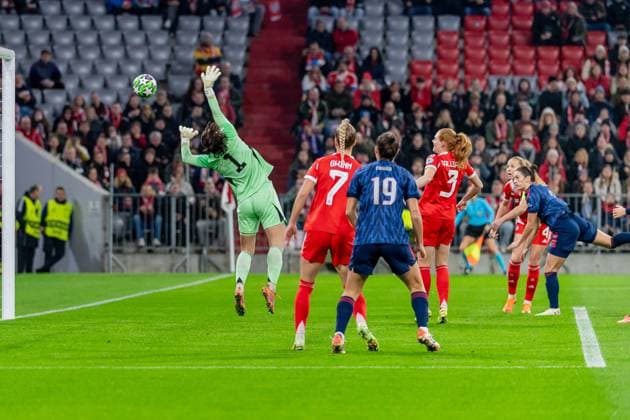 Here Maria Luisa Grohs Goalkeeper, FC Bayern Muenchen Women, 01 by Emily Fox Arsenal Woman FC, 2 to score 0 1 GER, FC Bayern Muenchen Women vs Arsenal Woman FC, Football, Champions League Women, League Phase 3 Matchday , Season 2025 2026, 12 11 2025 GER, FC Bayern Muenchen Women vs Arsenal Woman FC, Football, Champions League Women, League Phase 3 Matchday , Season 2025 2026, 12 11 2025 Muenchen Copyright: xEibner-Pressefoto FranzxFeinerx EP_HFR
