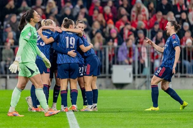 The Englishwomen celebrate with Emily Fox Arsenal Woman FC, 2 their early goal to 0 1, Maria Luisa Grohs goalkeeper, FC Bayern Muenchen Frauen, 01 is served accordingly GER, FC Bayern Muenchen Frauen vs Arsenal Woman FC, Football, Champions League Women, League Phase 3 Matchday , Season 2025 2026, 12 11 2025 GER, FC Bayern Muenchen Women vs Arsenal Woman FC, Football, Champions League Women, League Phase 3 Matchday , Season 2025 2026, 12 11 2025 Muenchen Copyright: xEibner-Pressefoto FranzxFeinerx EP_HFR