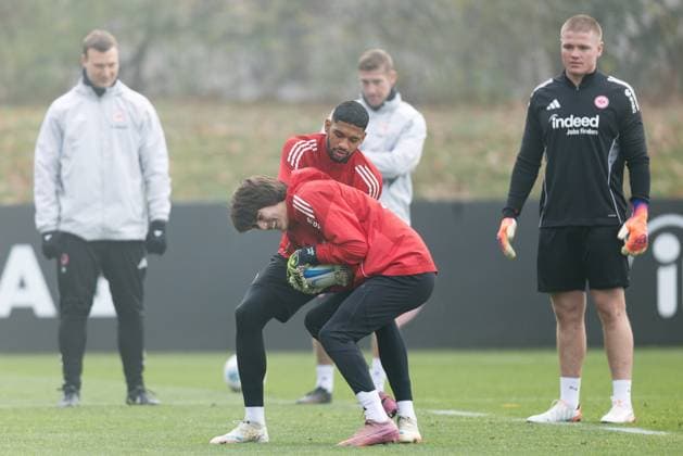 Training Eintracht Frankfurt rugby star Anton Segner right watches the two Frankfurt goalkeepers Kaua Santos and Amil Siljevic performing an exercise from rugby training Training of Eintracht Frankfurt on November 12, 2025 at Deutsche Bank Park in Frankfurt am Main , Frankfurt am Main Hessen Germany Deutsche Bank Park