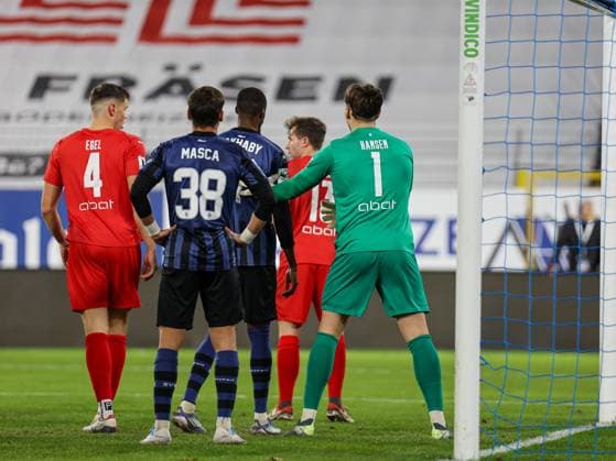 Shortly before the corner kick Tim Bjarne Hansen FC Astoria Walldorf, 1 and Adama Diakhaby SV Waldhof Mannheim, 27 at the BfV Pokal quarterfinal SV Waldhof Mannheim 1860 Munich on 12 11 25 at Carl Benz Stadium, Mannheim xamx Photo Alfio Marino Copyright: