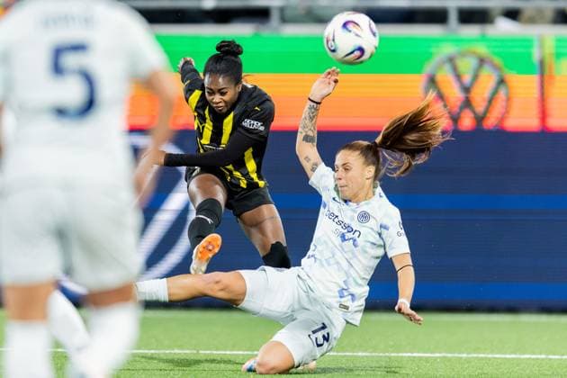 251112 Monica Jusu Bah of Häcken and Beatrice Merlo of Inter during the UEFA Women s Europa Cup football match between Häcken and Inter on November 12, 2025 in Gothenburg Photo Michael Erichsen BILDBYRAN COP 89 MI0901 fotboll football soccer fotball europa cup häcken inter uefa womens europa cup dam bbeng internazionale milano  Copyright: MICHAELxERICHSEN BB251112MI022
