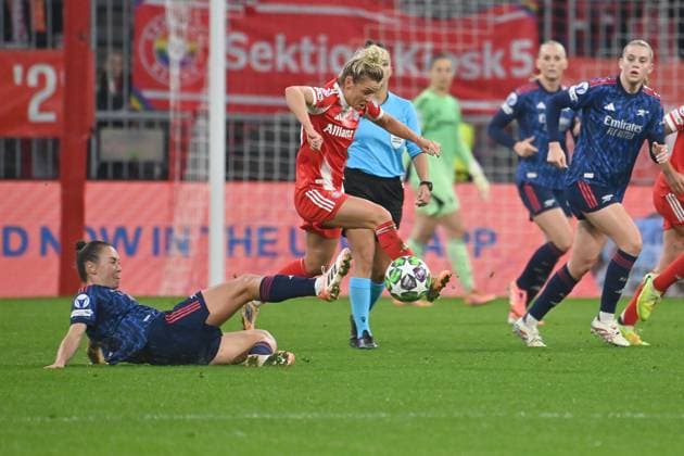 Linda DALLMANN FCB , action,duel against Caitlin Foord Arsenal FC Bayern Muenchen Arsenal WFC Womens Champions League Matchday 3 on 12 11 2025 A L L I A N Z A R E N A