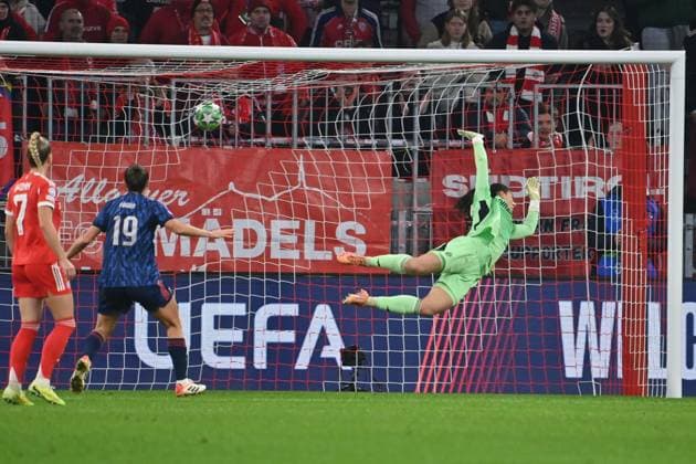 Goal 0 2 Arsenal, Maria Luisa GROHS Goalkeeper FCB without a chance,Action FC Bayern Muenchen Arsenal WFC Womens Champions League Matchday 3 on 12 11 2025 A L L I A N Z A R E N A