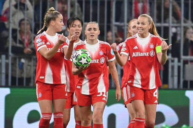 from left Giulia GWINN FCB ,Momoko TANIKAWA FCB , Georgia STANWAY FCB ,Glodis Perla VIGGOSDOTTIR FCB after conceding goal, disappointment,frustration,disappointed,frustrated,dejected, FC Bayern Muenchen Arsenal WFC Womens Champions League Matchday 3 on 12 11 2025 A L L I A N Z A R E N A