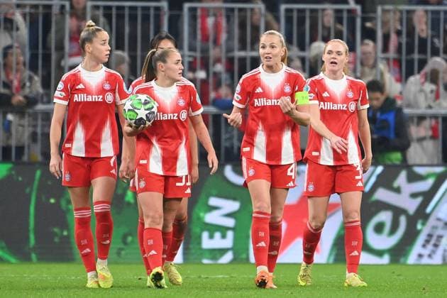 from left Giulia GWINN FCB ,Momoko TANIKAWA FCB , Georgia STANWAY FCB ,Glodis Perla VIGGOSDOTTIR FCB ,Stine BALLISAGER FCB after conceding goal, disappointment,frustration,disappointed,frustrated,dejected, FC Bayern Muenchen Arsenal WFC Womens Champions League Matchday 3 on 12 11 2025 A L L I A N Z A R E N A