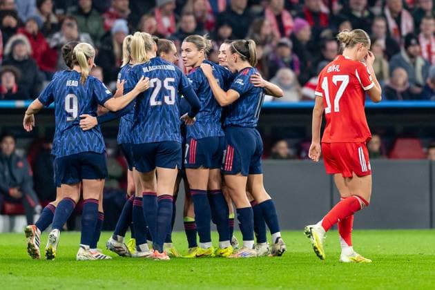 The Englishwomen celebrate with Mariona Caldentey Arsenal Woman FC, 8 their goal to 0 2, Klara Buehl FC Bayern Muenchen Frauen, 17 is demenspechend served GER, FC Bayern Muenchen Frauen vs Arsenal Woman FC, Football, Champions League Women, League Phase 3 Matchday , Season 2025 2026, 12 11 2025 GER, FC Bayern Muenchen Women vs Arsenal Woman FC, Football, Champions League Women, League Phase 3 Matchday , Season 2025 2026, 12 11 2025 Muenchen Copyright: xEibner-Pressefoto FranzxFeinerx EP_HFR