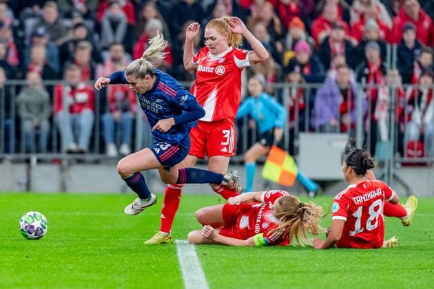 Stine Ballisager Pedersen FC Bayern Muenchen Frauen, 03 ,Glodis Perla Viggosdottir FC Bayern Muenchen Frauen, 04 and Momoko Tanikawa FC Bayern Muenchen Frauen, 18 try to stop Alessia Russo Arsenal Woman FC, 23 GER, FC Bayern Muenchen Frauen vs Arsenal Woman FC, Football, Champions League Women, League Phase 3 Matchday , Season 2025 2026, 12 11 2025 GER, FC Bayern Muenchen Women vs Arsenal Woman FC, Football, Champions League Women, League Phase 3 Matchday , Season 2025 2026, 12 11 2025 Muenchen Copyright: xEibner-Pressefoto FranzxFeinerx EP_HFR