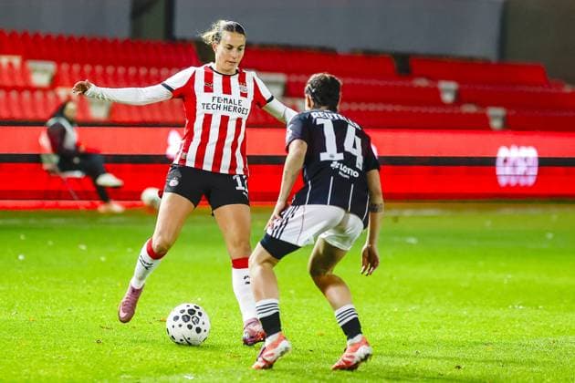 EINDHOVEN , 12 11-2025 , De Herdgang , season 2025 2026 , UEFA Womens Europa League football , round of 16 1nd leg between PSV and Eintracht Frankfurt (women) , Picture shows PSV player Renate Jansen , Eintracht Franlfurt player Geraldine Teureler PSV - Eintracht Frankfurt (women)  x31997352x Copyright: