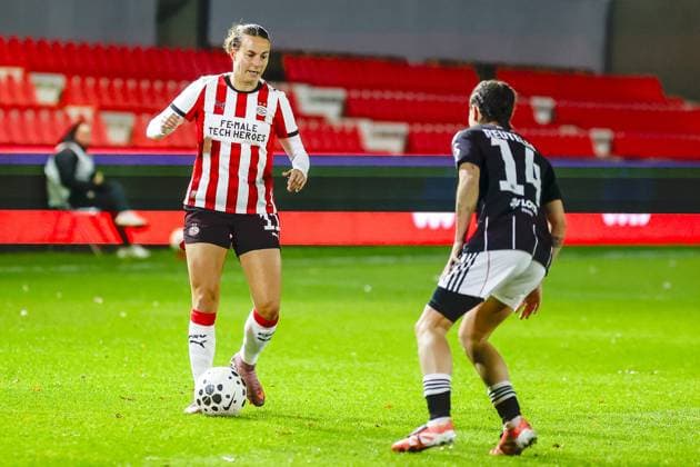 EINDHOVEN , 12 11-2025 , De Herdgang , season 2025 2026 , UEFA Womens Europa League football , round of 16 1nd leg between PSV and Eintracht Frankfurt (women) , Picture shows PSV player Renate Jansen , Eintracht Franlfurt player Geraldine Teureler PSV - Eintracht Frankfurt (women)  x31997353x Copyright: