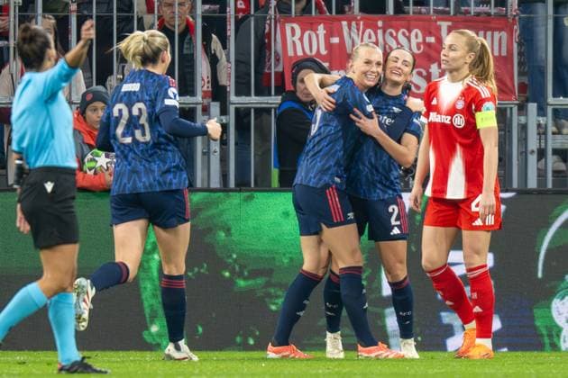 Goal celebration for 0 1, FC Arsenal, Glodis Perla Viggosdottir 4 FC Bayern Muenchen Frauen enttaeuscht, FC Bayern Frauen Muenchen FC Arsenal, Champions League 3 Matchday, 12 11 25 DFB regulations prohibit any use of photographs as image sequences and or quasi video kolbert press Muenchen Bayern Germany Copyright: xkolbert-press UlrichxGamelx