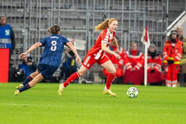 Mariona Caldentey 8 FC Arsenal WFC , Stine Ballisager Pedersen 3 FC Bayern Muenchen Frauen , FC Bayern Frauen Muenchen FC Arsenal, Champions League 3 Matchday, 12 11 25 DFB regulations prohibit any use of photographs as image sequences and or quasi video kolbert press Muenchen Bayern Germany Copyright: xkolbert-press UlrichxGamelx