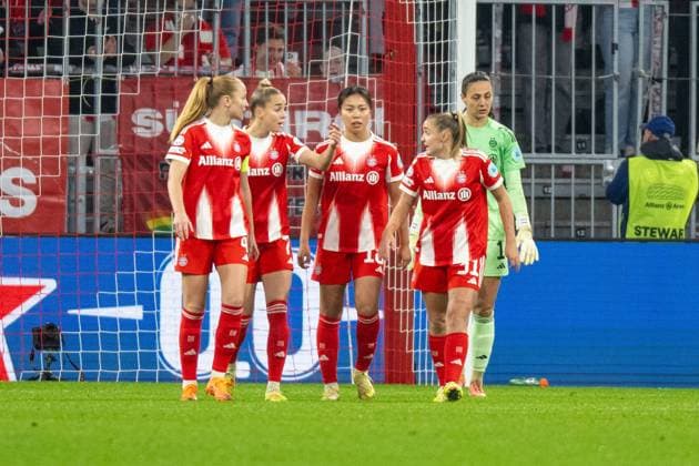 Glodis Perla Viggosdottir 4 FC Bayern Muenchen Frauen , Giulia Gwinn 7 FC Bayern Muenchen Frauen , Momoko Tanikawa 18 FC Bayern Muenchen Frauen , Georgia Stanway 31 FC Bayern Muenchen Frauen disappointed after 0 1, FC Bayern Frauen Muenchen FC Arsenal, Champions League 3 Matchday, 12 11 25 DFB regulations prohibit any use of photographs as image sequences and or quasi video kolbert press Muenchen Bayern Germany Copyright: xkolbert-press UlrichxGamelx
