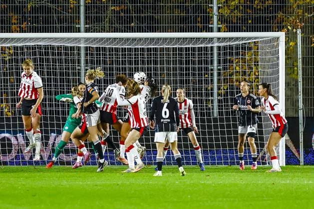 EINDHOVEN , 12 11-2025 , De Herdgang , season 2025 2026 , UEFA Womens Europa League football , round of 16 1nd leg between PSV and Eintracht Frankfurt (women) , Picture shows goal attempt. PSV - Eintracht Frankfurt (women)  x31997356x Copyright: