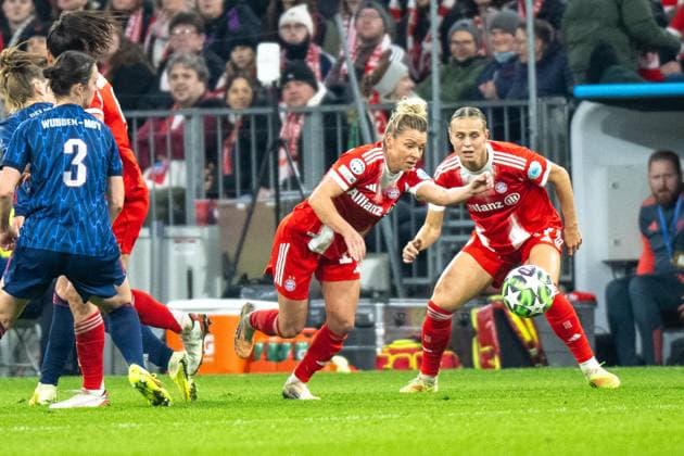 Linda Dallmann 10 FC Bayern Muenchen Frauen , Klara Buehl 17 FC Bayern Muenchen Frauen , FC Bayern Frauen Muenchen FC Arsenal, Champions League 3 Matchday, 12 11 25 DFB regulations prohibit any use of photographs as image sequences and or quasi video kolbert press Muenchen Bayern Germany Copyright: xkolbert-press UlrichxGamelx