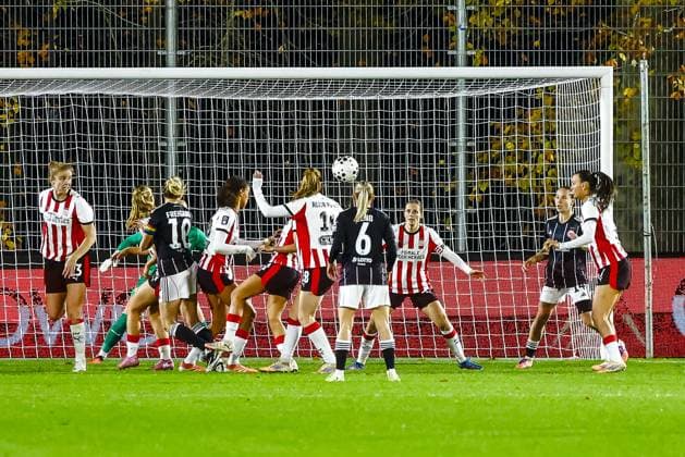 EINDHOVEN , 12 11-2025 , De Herdgang , season 2025 2026 , UEFA Womens Europa League football , round of 16 1nd leg between PSV and Eintracht Frankfurt (women) , Picture shows goal attempt. PSV - Eintracht Frankfurt (women)  x31997357x Copyright: