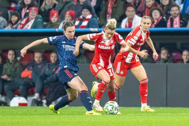 Lotte Wubben Moy 3 FC Arsenal WFC in duel with Linda Dallmann 10 FC Bayern Muenchen Frauen , Klara Buehl 17 FC Bayern Muenchen Frauen , FC Bayern Frauen Muenchen FC Arsenal, Champions League 3 Matchday, 12 11 25 DFB regulations prohibit any use of photographs as image sequences and or quasi video kolbert press Muenchen Bayern Germany Copyright: xkolbert-press UlrichxGamelx