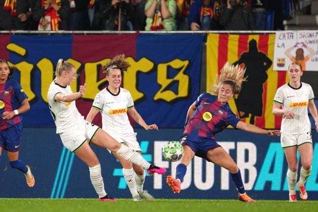 players fight for the ball during a soccer match between Spanish FC Barcelona, Barca Femeni and Oud-Heverlee Leuven Women, Wednesday 12 November 2025 in Barcelona, Spain, the third game in the league phase of the UEFA Women s Champions League competition. JOMAxGARCIAxIxGISBERT  x141155891x