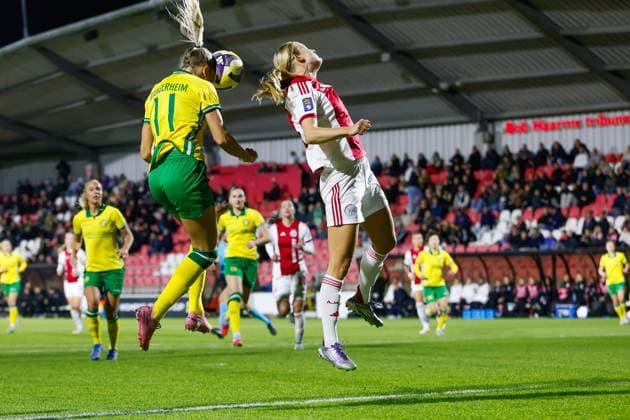 AMSTERDAM , 12-11-2025 , Sportpark de Toekomst , season 2025 2026 , UEFA Women™s Europa Cup , Round of 16 1st leg , match between Ajax and Hammarby (women) , picture shows Hammarby player Ellen Wangerheim and Ajax player Danielle Noordermeer Ajax - Hammarby (women)  x31997469x Copyright: