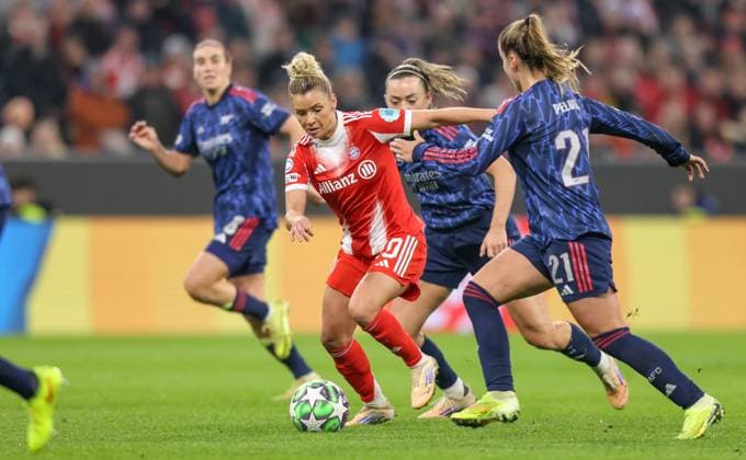 DEU, Munich, FC Bayern Munich vs Arsenal London, Women s Champions League, UEFA, Season 2526, Allianz Arena, Matchday 3 in the picture from l n r Linda Dallmann Bayern Munich 10 , Victoria Pelova Arsenal London 21 DFB DFL REGULATIONS PROHIBIT ANY USE OF PHOTOGRAPHS AS IMAGE SEQUENCES AND OR QUASI VIDEO, 12 11 2025 Copyright: HMBxMedia HendrikxHamelau