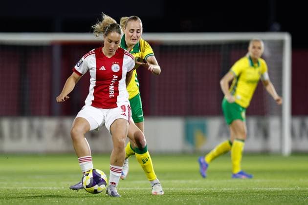 AMSTERDAM , 12-11-2025 , Sportpark de Toekomst , season 2025 2026 , UEFA Women™s Europa Cup , Round of 16 1st leg , match between Ajax and Hammarby (women) , picture shows Ajax player Danique Tolhoek and Hammarby player Emilie Bragstad Ajax - Hammarby (women)  x31997500x Copyright: