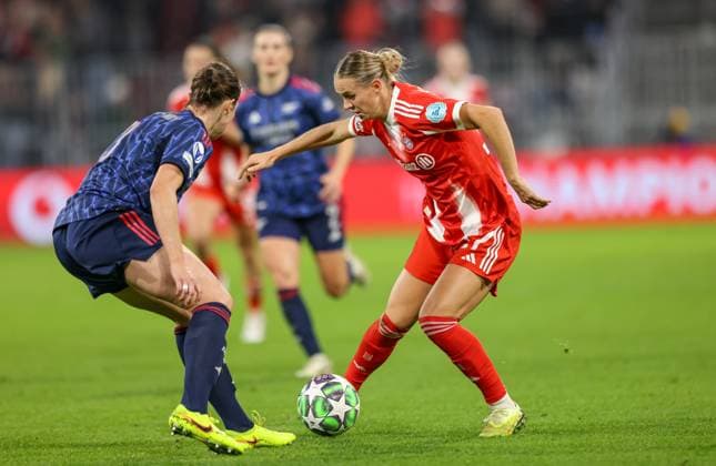DEU, Munich, FC Bayern Munich vs Arsenal London, Women s Champions League, UEFA, Season 2526, Allianz Arena, Matchday 3 in the picture from l n r Lotte WubbenMoy Arsenal London 3 , Klara Bühl Bayern Munich 17 DFB DFL REGULATIONS PROHIBIT ANY USE OF PHOTOGRAPHS AS IMAGE SEQUENCES AND OR QUASI VIDEO, 12 11 2025 Copyright: HMBxMedia HendrikxHamelau