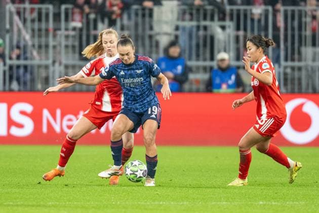 Glodis Perla Viggosdottir 4 FC Bayern Muenchen Frauen in duel with Caitlin Foord 19 FC Arsenal WFC , FC Bayern Frauen Muenchen FC Arsenal, Champions League 3 Matchday, 12 11 25 DFB regulations prohibit any use of photographs as image sequences and or quasi video kolbert press Muenchen Bayern Germany Copyright: xkolbert-press UlrichxGamelx