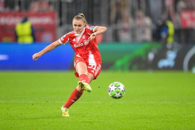 Soccer, UEFA Womens Champions League, 20251112, FC Bayern Munich Arsenal WFC In the picture Georgia STANWAY Bayern, 31 pass pass ball Munich Allianz Arena Bayern Germany Copyright: Passion2Press MarkusxFischerx