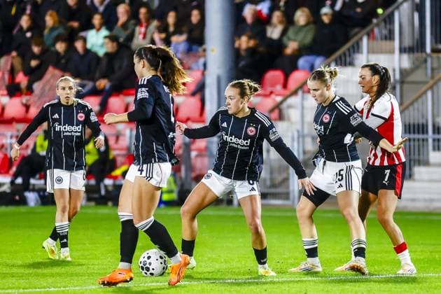 EINDHOVEN , 12 11-2025 , De Herdgang , season 2025 2026 , UEFA Womens Europa League football , round of 16 1nd leg between PSV and Eintracht Frankfurt (women) , Picture shows Eintracht Franlfurt player Elisa Sens , PSV player Riola Xhemaili , Eintracht Franlfurt player Jella Veit. PSV - Eintracht Frankfurt (women)  x31997643x Copyright: