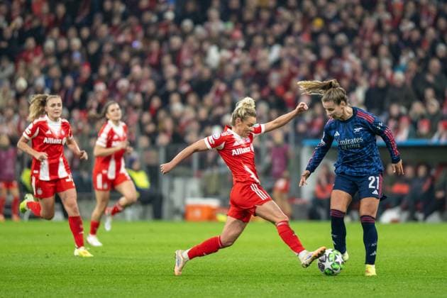 Linda Dallmann 10 FC Bayern Muenchen Frauen in duel with Victoria Pelova 21 FC Arsenal WFC , FC Bayern Frauen Muenchen FC Arsenal, Champions League 3 Matchday, 12 11 25 DFB regulations prohibit any use of photographs as image sequences and or quasi video kolbert press Muenchen Bayern Germany Copyright: xkolbert-press UlrichxGamelx