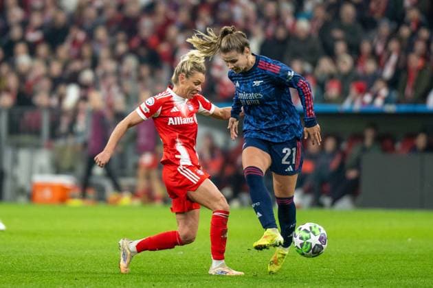 Linda Dallmann 10 FC Bayern Muenchen Frauen in duel with Victoria Pelova 21 FC Arsenal WFC , FC Bayern Frauen Muenchen FC Arsenal, Champions League 3 Matchday, 12 11 25 DFB regulations prohibit any use of photographs as image sequences and or quasi video kolbert press Muenchen Bayern Germany Copyright: xkolbert-press UlrichxGamelx