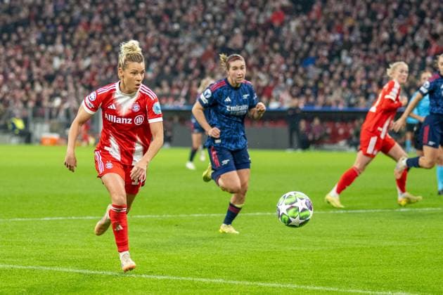 Linda Dallmann 10 FC Bayern Muenchen Frauen , FC Bayern Frauen Muenchen FC Arsenal, Champions League 3 Matchday, 12 11 25 DFB regulations prohibit any use of photographs as image sequences and or quasi video kolbert press Muenchen Bayern Germany Copyright: xkolbert-press UlrichxGamelx