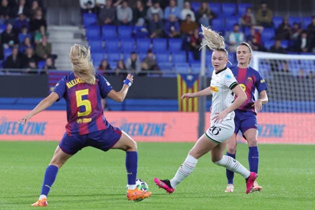 251112 UWCL Barcelona vs OH Leuven Isabella Dekker (26) of OH Leuven pictured during the soccer match between Barcelona (ESP) and OH Leuven (BEL), match day 3 of league phase of 2025-2026 season of UEFA Womens Champions League , on Wednesday 12 November 2025 in Barcelona, Spain. PHOTO SPORTPIX Sevil OKTEM BARCELONA Estadi Johan Cruyff SPAIN  Copyright: xSportpix.bex xSevilxOktemxSevilxOktemx