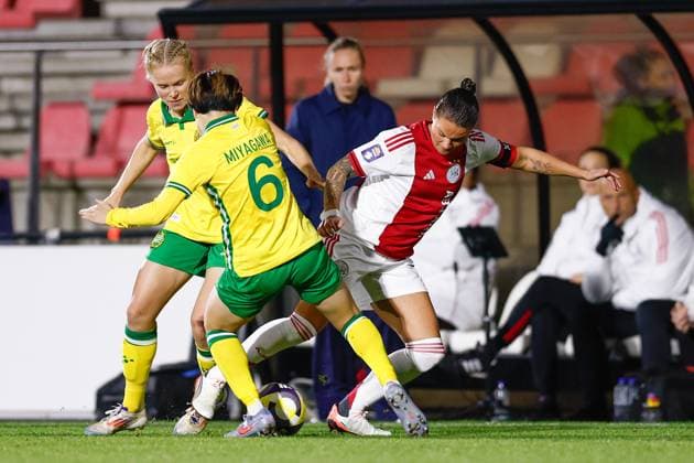 251112 Asato Miyagawa of Hammarby and Sherida Spitse of Ajax during the UEFA Women s Europa Cup between Ajax and Hammarby on November 12, 2025 in Amsterdam Photo Toon Dompeling BILDBYRAN kod XY XY0084 fotboll football soccer fotball europa cup ajax hammarby uefa womens europa cup dam bbeng  Copyright: TONxDOMPELING BB251112BB403