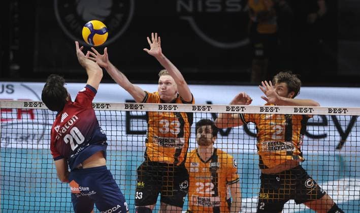 Ethan Champlin in attack, Fedor Ivanov, Jake Hanes, Matthew Knigge duel Match scene Action Sport Volleyball Bundesliga Men Season 2024 2026 12 11 2025 BR Volleys Berlin BRV vs SVG Lüneburg