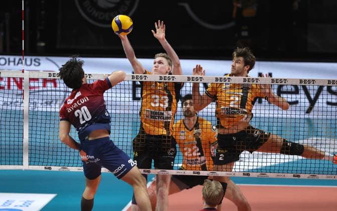 Ethan Champlin in attack, Fedor Ivanov, Jake Hanes, Matthew Knigge duel Match scene Action Sport Volleyball Bundesliga Men Season 2024 2026 12 11 2025 BR Volleys Berlin BRV vs SVG Lüneburg