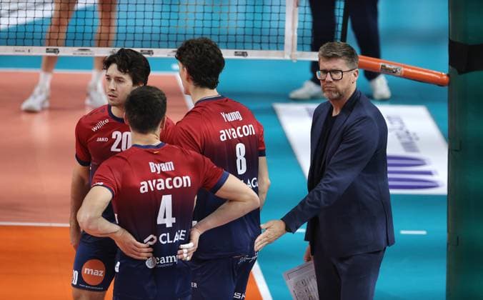 re Coach Stefan Hübner talks to Ethan Champlin, Christopher Byam, Cole Young Action Upper body Sport Volleyball Bundesliga Men Season 2024 2026 12 11 2025 BR Volleys Berlin BRV vs SVG Lüneburg
