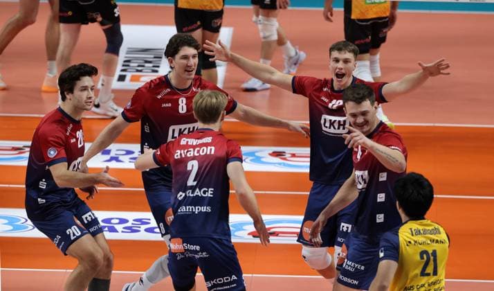 Ethan Champlin, Cole Young, Daniel Gruvaeus, Santeri Välimaa, Christopher Byam, Sho Takahashi cheer after winning points Joy Emotion Cheers Sport Volleyball Bundesliga Men Season 2024 2026 12 11 2025 BR Volleys Berlin BRV vs SVG Lüneburg