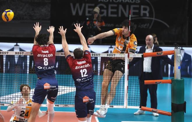 Nolan Flexen in attack, Cole Young, Santeri Välimaa duel Match scene Action Sport Volleyball Bundesliga Men Season 2024 2026 12 11 2025 BR Volleys Berlin BRV vs SVG Lüneburg
