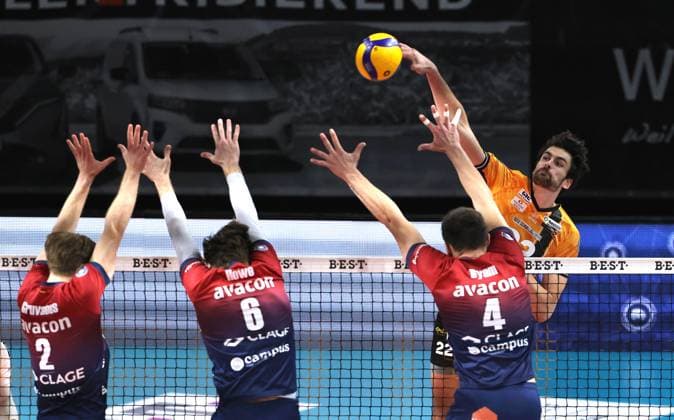 Jake Hanes in attack, Daniel Gruvaeus, Jackson Howe, Christopher Byam duel Match scene Action Sport Volleyball Bundesliga Men Season 2024 2026 12 11 2025 BR Volleys Berlin BRV vs SVG Lüneburg