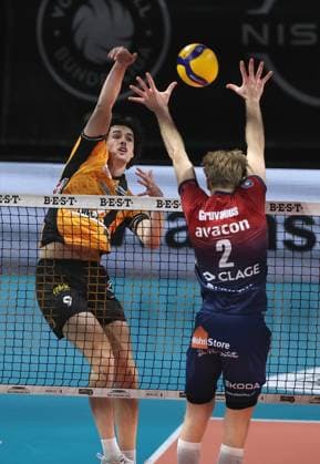 Nolan Flexen in attack, Daniel Gruvaeus duel Game scene Action Sport Volleyball Bundesliga Men Season 2024 2026 12 11 2025 BR Volleys Berlin BRV vs SVG Lüneburg