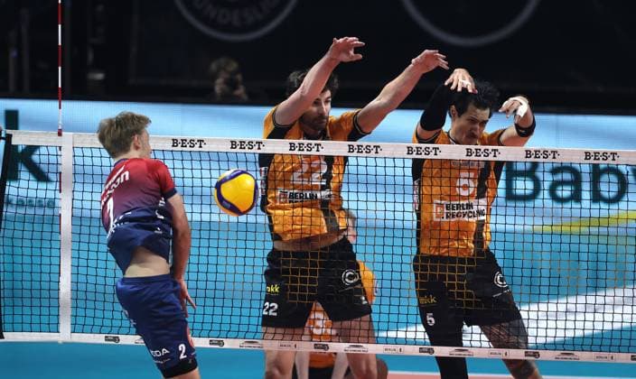 Daniel Gruvaeus in attack, Jake Hanes, Nehemiah Mote duel Match scene Action Sport Volleyball Bundesliga Men Season 2024 2026 12 11 2025 BR Volleys Berlin BRV vs SVG Lüneburg