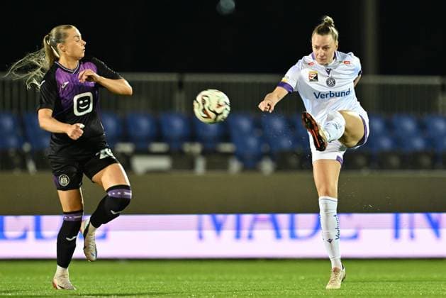 251112 RSC ANDERLECHT VS AUSTRIA WIEN Rimante Jonusaite (20) of Anderlecht and Virginia Kirchberger (13) of Austria Wien pictured during a female soccer game between RSC Anderlecht Women and FK Austria Wien in the first leg of the round of 16 of the 2025-2026 season of the Uefa Womens Europa Cup , on Wednesday 12 November 2025 in Deinze , Belgium . PHOTO SPORTPIX David Catry Deinze Burgemeester Van de Wielestadion Belgium  Copyright: xSportpix.bex xDavidxCatryxDavidxCatryx