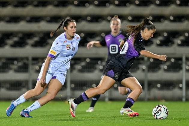 251112 RSC ANDERLECHT VS AUSTRIA WIEN Yvonne Weilharter (24) of Austria Wien pictured defending on Luna Vanzeir (30) of Anderlecht during a female soccer game between RSC Anderlecht Women and FK Austria Wien in the first leg of the round of 16 of the 2025-2026 season of the Uefa Womens Europa Cup , on Wednesday 12 November 2025 in Deinze , Belgium . PHOTO SPORTPIX David Catry Deinze Burgemeester Van de Wielestadion Belgium  Copyright: xSportpix.bex xDavidxCatryxDavidxCatryx