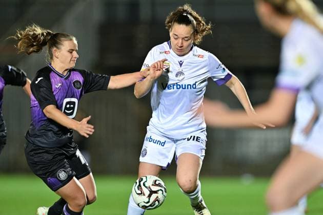 251112 RSC ANDERLECHT VS AUSTRIA WIEN Karlijn Helsen (17) of Anderlecht pictured fighting for the ball with Lotta Cordes (6) of Austria Wien during a female soccer game between RSC Anderlecht Women and FK Austria Wien in the first leg of the round of 16 of the 2025-2026 season of the Uefa Womens Europa Cup , on Wednesday 12 November 2025 in Deinze , Belgium . PHOTO SPORTPIX David Catry Deinze Burgemeester Van de Wielestadion Belgium  Copyright: xSportpix.bex xDavidxCatryxDavidxCatryx