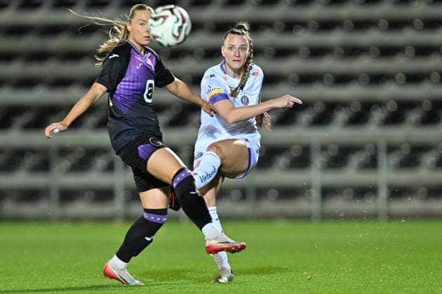 251112 RSC ANDERLECHT VS AUSTRIA WIEN Rimante Jonusaite (20) of Anderlecht pictured defending on Virginia Kirchberger (13) of Austria Wien during a female soccer game between RSC Anderlecht Women and FK Austria Wien in the first leg of the round of 16 of the 2025-2026 season of the Uefa Womens Europa Cup , on Wednesday 12 November 2025 in Deinze , Belgium . PHOTO SPORTPIX David Catry Deinze Burgemeester Van de Wielestadion Belgium  Copyright: xSportpix.bex xDavidxCatryxDavidxCatryx