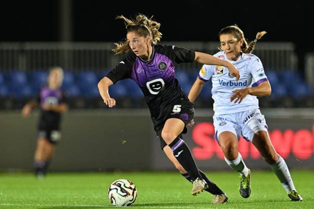 251112 RSC ANDERLECHT VS AUSTRIA WIEN Fran Meersman (5) of Anderlecht and Courtney Strode (9) of Austria Wien pictured during a female soccer game between RSC Anderlecht Women and FK Austria Wien in the first leg of the round of 16 of the 2025-2026 season of the Uefa Womens Europa Cup , on Wednesday 12 November 2025 in Deinze , Belgium . PHOTO SPORTPIX David Catry Deinze Burgemeester Van de Wielestadion Belgium  Copyright: xSportpix.bex xDavidxCatryxDavidxCatryx