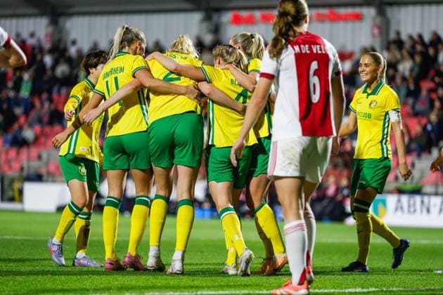 251112 Julie Blakstad of Hammarby celebrate with team mates after the 0 1 goal during the UEFA Women s Europa Cup between Ajax and Hammarby on November 12, 2025 in Amsterdam Photo Toon Dompeling BILDBYRAN kod XY XY0084 fotboll football soccer fotball europa cup ajax hammarby uefa womens europa cup dam bbeng jubel  Copyright: TONxDOMPELING BB251112BB406